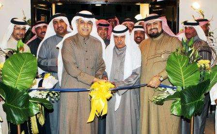 الشيخ سلمان بن ابراهيم ال خليفة اثناء قص الشريط ايذانا بافتتاح الصالة الاجتماعية 