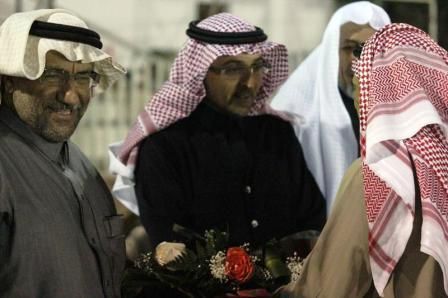 الراشد يتلقى الورد من مشجع هجر