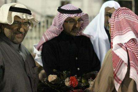 الراشد يتلقى الورد من مشجع هجر