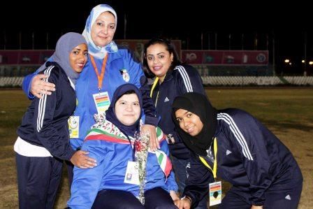 اللاعبة نهاية مع مدربتها المصرية وبنات التتويج بعد التتويج