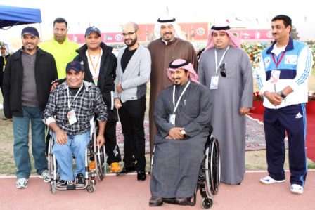 الشيخ طلال الفهد يتوسط رئيس وأعضاء نادي المعاقين الرياضي