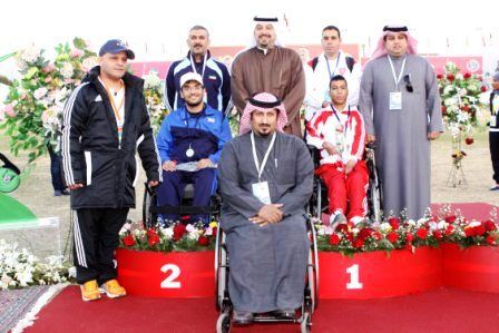 الشيخ طلال الفهد ومهدي العازمي في صورة جماعية في تتويج لعبة الصولجان