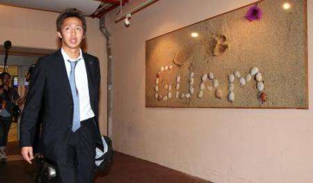 هيروشي كيوتاكي عند وصوله لمطار دولة جوام