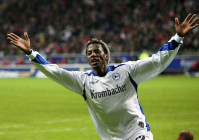 الجنوب إفريقي زوما يحتفل بتسجيله الهدف الثاني لبيلفيلد على فرانكفورت 