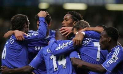 دروغبا يحتفل مع زملائه بتسجيل هدفه الأول على واتفورد