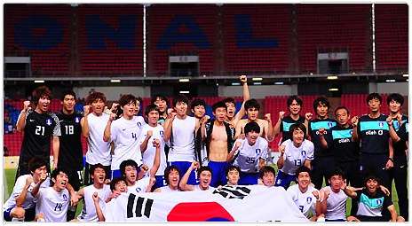 لاعبو منتخب كوريا الجنوبية الأولمبي يحتفلون بعد فوزهم بالبطولة