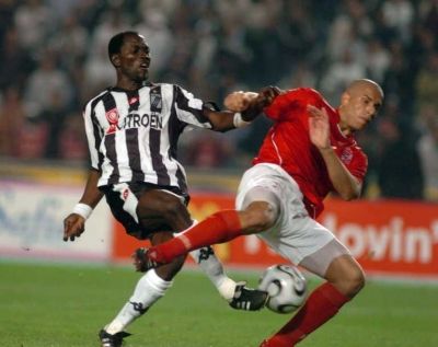 صراع على الكرة بين لاعب الصفاقسي كوابينا (اليسار ) ولاعب الاهلي وائل جمعة  
