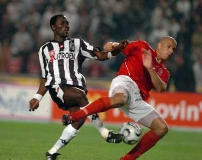 صراع على الكرة بين لاعب الصفاقسي كوابينا (اليسار ) ولاعب الاهلي وائل جمعة