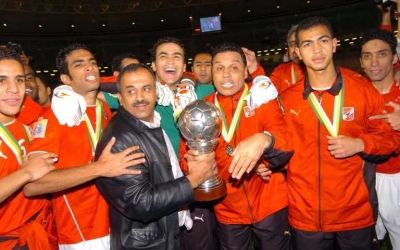 لاعبو الأهلي المصري وأداريوه يحتفلون بالكأس