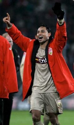 لاعب شتوتغارت انتونيو دا سيلفا يحتفل بالفوز على هانوفر