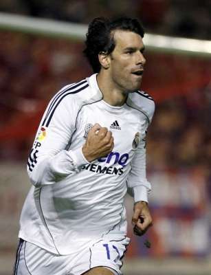 القناص الهولندي يحتفل بالتسجيل في مرمى أوساسونا