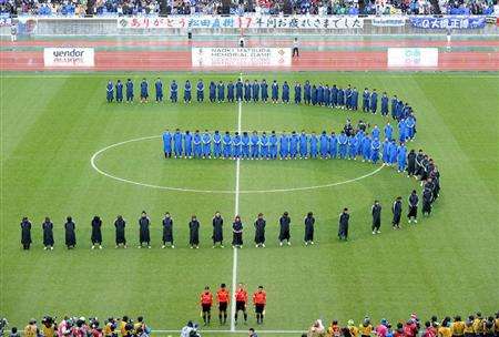 اللاعبون يشكلون رقم 3 عند وقوفهم حداداً على المدافع الراحل ناوكي ماتسودا 