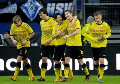 نجوم بروسيا دورتموند يحتفلون بعد الهدف الثالث للفريق في هامبورج