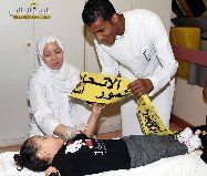هزازي يقدم شعار النادي لطفل مريض