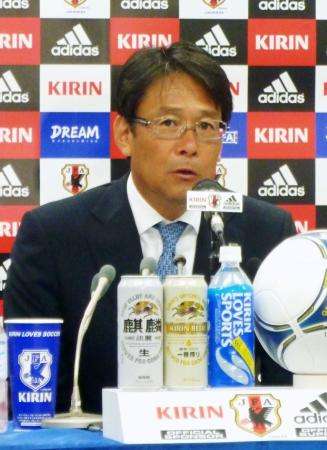 المدرب سيكيزوكا عند إعلانه القائمة الرسمية في العاصمة طوكيو