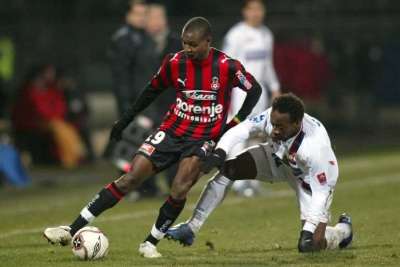 تراوري (بالقميص الأحمر)