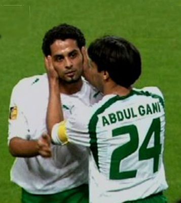 عبدالغني يهنئ القحطاني بالهدف السعودي الوحيد