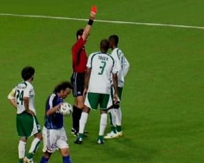 حكم اللقاء يطرد المدافع السعودي حمد المنتشري بالبطاقة الحمراء