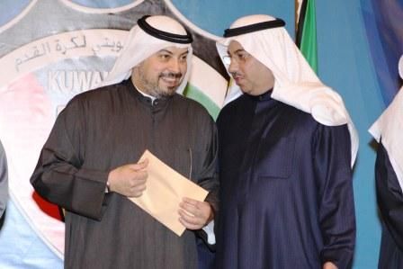 جمال الكاظمي رئيس النادي العربي يتسلم مكرمة ولي العهد من الفهد