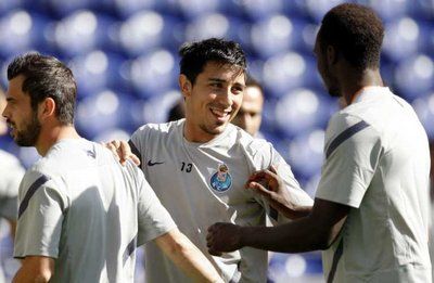 خورخي فوسيلي ( وسط )