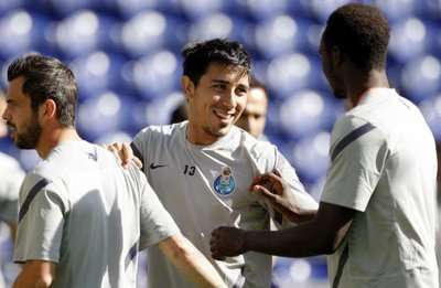 خورخي فوسيلي ( وسط )