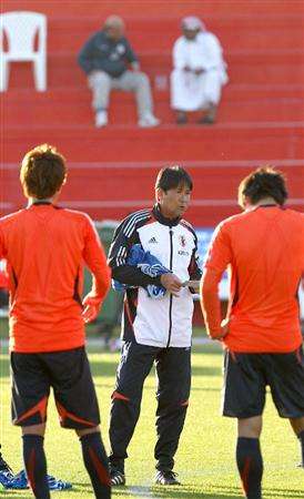 المدرب تاكاشي سيكيزوكا في تدريب اليوم الجمعة 