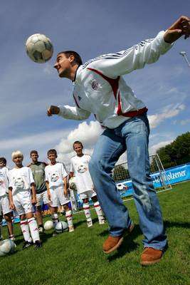 دايسلر مع طلاب إحدى المدارس (أغسطس الماضي)