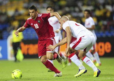 يوسف بلهنده " يسار " مهاجم المنتخب المغربي