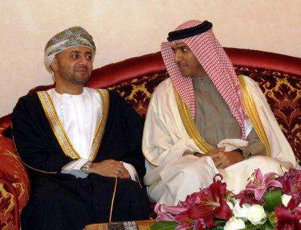 خالد البوسعيدي " يسار "