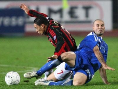 لاعب امبولي اندريه راجي (اليمين) في صراع مع لاعب ميلان أوليفيرا