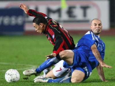 لاعب امبولي اندريه راجي (اليمين) في صراع مع لاعب ميلان أوليفيرا