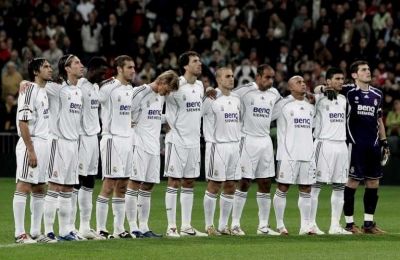 لاعبو ريال مدريد يقفون دقيقة صمت حدادأ على الاسطورة بوشكاش