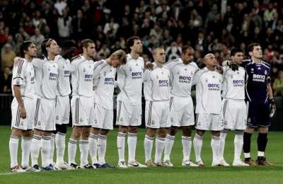 لاعبو ريال مدريد يقفون دقيقة صمت حدادأ على الاسطورة بوشكاش