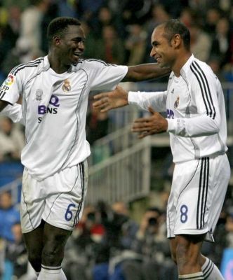 لاعب ريال مدرير أيمرسون (اليمين) يحتفل مع زميله ديارا بتسجيله هدف لفريقه