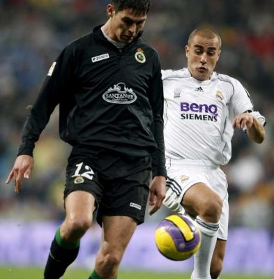 لاعب ريال مدريد كانافارو في محاولة للحاق بلاعب سانتاندير نيكولا