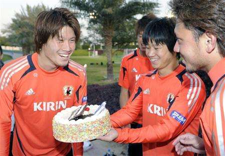 دايسوكي سوزوكي ( يسار ) يحتفل بعيد ميلاده مع زملائه