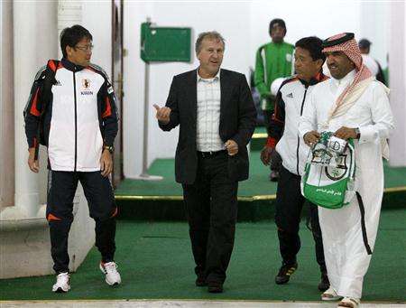 زيكو ( الوسط ) مع المدرب الياباني سيكيزوكا ( يسار ) في ملعب نادي العربي بقطر