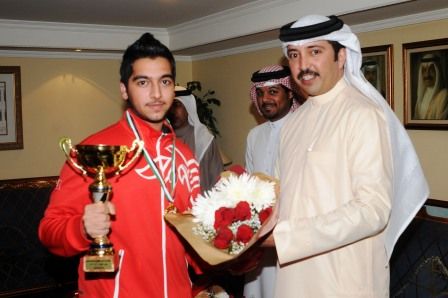 الشيخ احمد بن حمد لدى استقباله البطل محمد بوشليبي