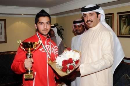 الشيخ احمد بن حمد لدى استقباله البطل محمد بوشليبي