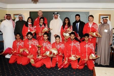 صورة جماعية تذكارية للابطال بمطار البحرين الدولي 