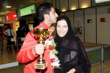 البطل محمد بوشليبي يقبل راس والدته