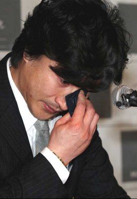 الكوري آهن يذرف الدموع في المؤتمر الصحفي