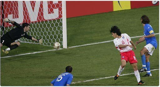 الهدف التاريخي لآهن بمرمى منتخب ايطاليا في 2002