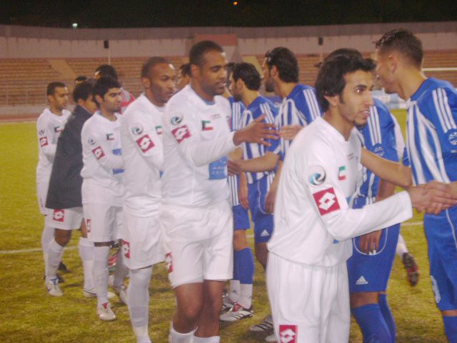 تصافح نجوم الفريقين