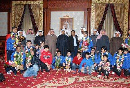 محمد المعتوق رئيس اتحاد الطاولة الكويتي يتوسط ابطال العرب بعد عودتهم-