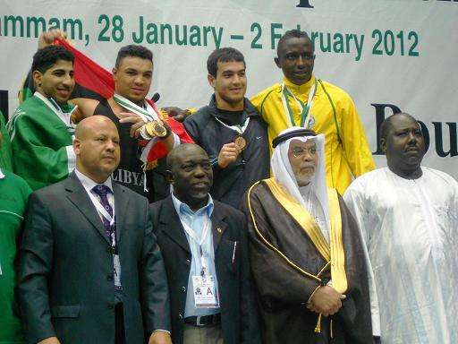 عبدالمنعم رياض رئيس الوفد الليبى (يسار الصوره ) والمشاركة فى تتويج البطل مروان 