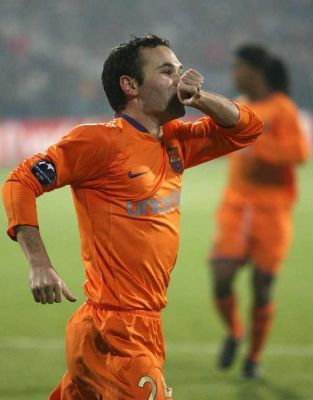 أنيستا لاعب برشلونة يحتفل بتسجيله الهدف الثاني لفريقه