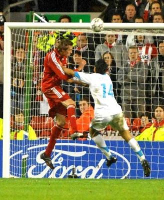 لاعب ليفربول الأنجليزي بيتر كراوش وهو يسجل هدف فريقه الثاني ضد ايندهوفن الهولندي