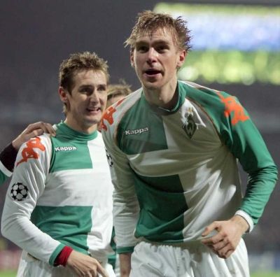 لاعب فيردر بريمن الألماني ميرتيساكر (الى اليمين) يحتفل بتسجيله هدف فريقه الوحيد ضد تشيلي , فيما يظهر زميله كلوزة فرحأ خلفه