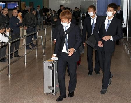 ريوهاي يامازاكي وخلفه لاعب الوسط تاكاهيرو أوجيهارا